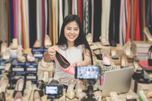 Mujer realiza venta de zapatos a través de un live streaming shopping